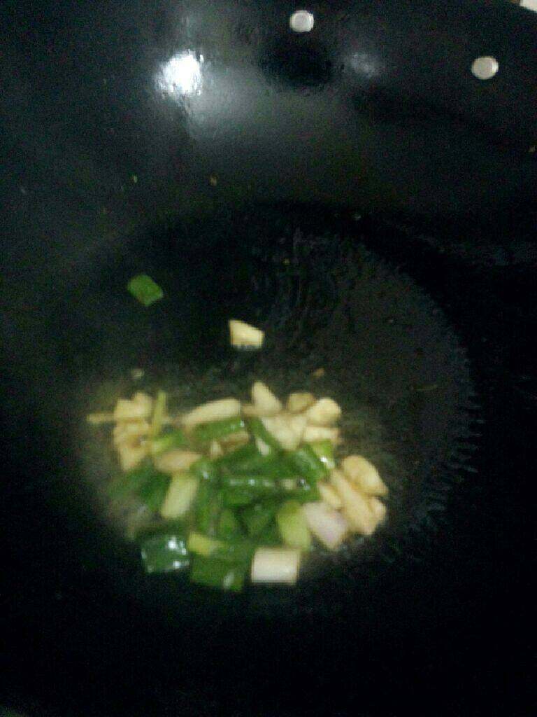 番茄福寿鱼,锅在烧开  把葱和蒜一起放入爆香