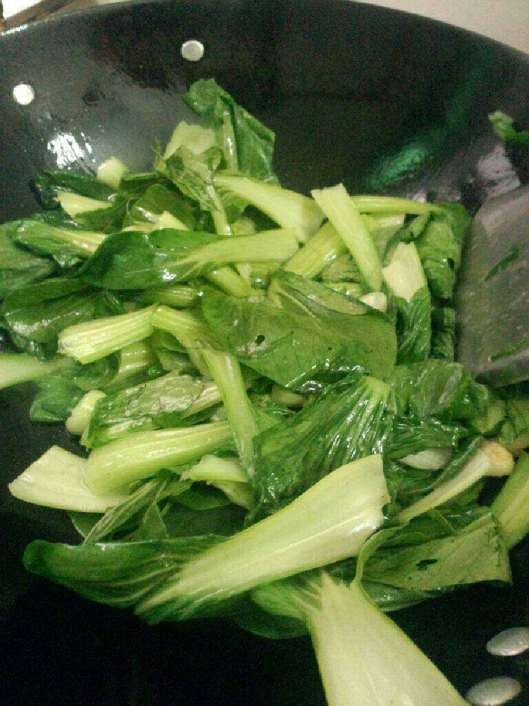 蒜炒青菜,锅加油烧热  把蒜放入爆香 在把青菜放入炒