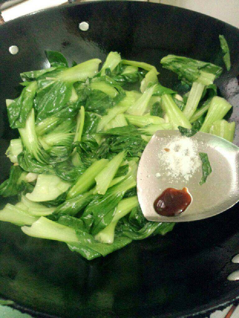蒜炒青菜,在加入盐  <a style='color:red;display:inline-block;' href='/shicai/ 721'>蚝油</a>继续炒  