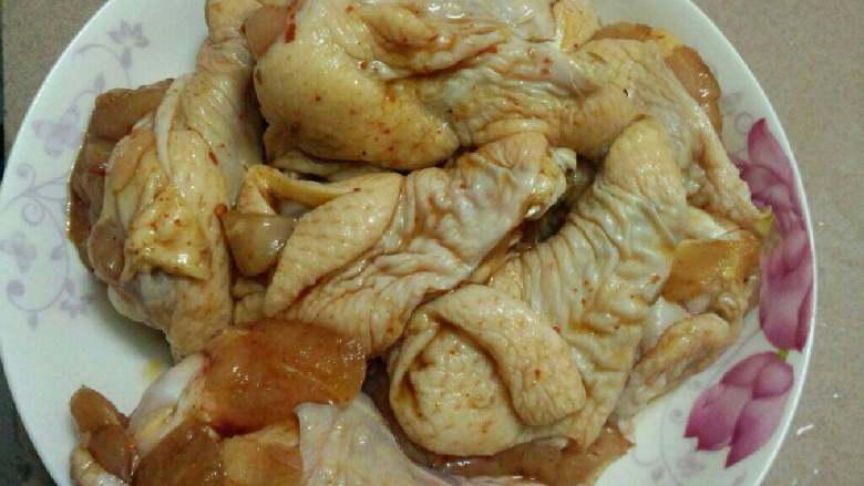 炸鸡腿,鸡腿洗干净在面上切几刀(好入味)在用盐  <a style='color:red;display:inline-block;' href='/shicai/ 788'>生抽</a>  <a style='color:red;display:inline-block;' href='/shicai/ 721'>蚝油</a>  <a style='color:red;display:inline-block;' href='/shicai/ 761'>辣椒粉</a>  <a style='color:red;display:inline-block;' href='/shicai/ 720'>胡椒粉</a>腌制半小时左右待用