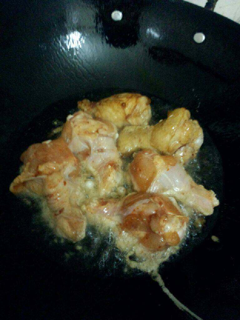 炸鸡腿,锅加油烧热  鸡腿先沾沾刚调好的汁 在放入炸