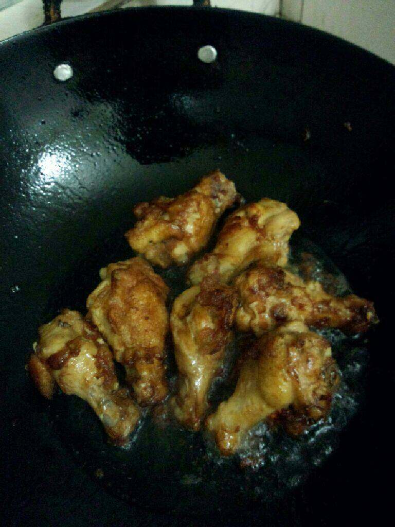 炸鸡腿,炸至两面金黄