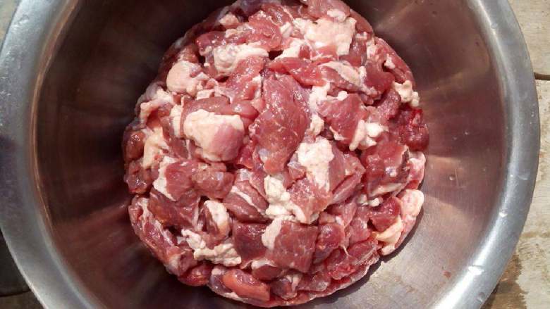 孜然羊肉,<a style='color:red;display:inline-block;' href='/shicai/ 329'>羊肉</a>切片