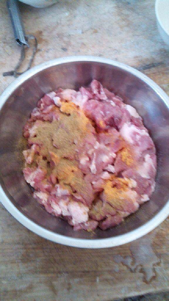 孜然羊肉,放入盐 调料 酱油 淀粉 料酒 <a style='color:red;display:inline-block;' href='/shicai/ 716'>孜然</a>腌制15分钟