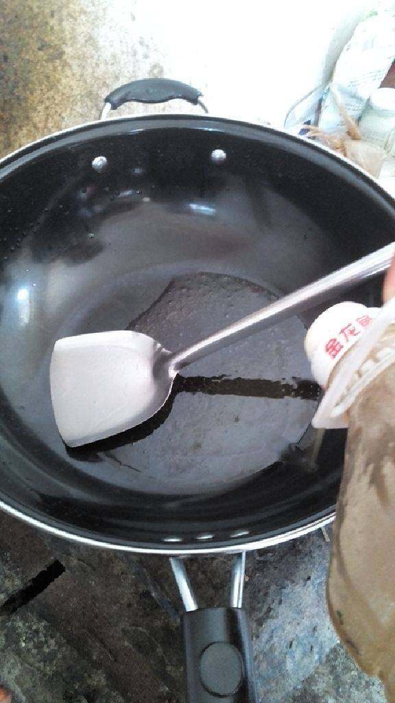 孜然羊肉,锅内放油