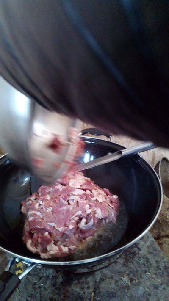 孜然羊肉,油热倒入腌制好的羊肉片 大火猛炒