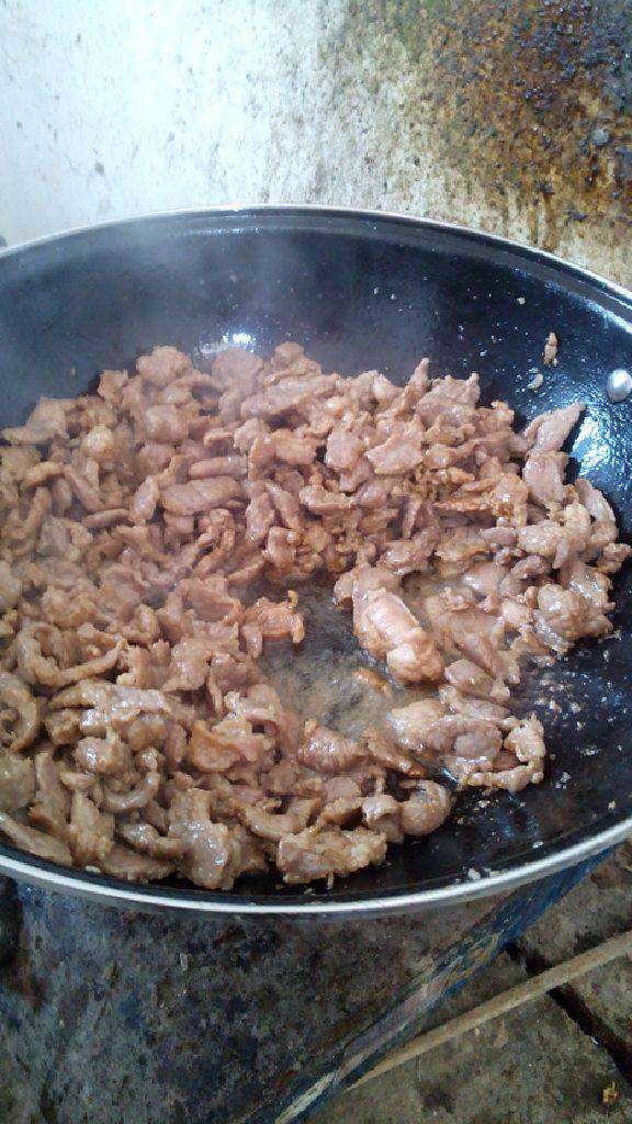 孜然羊肉,羊肉炒熟后放入孜然翻炒均匀