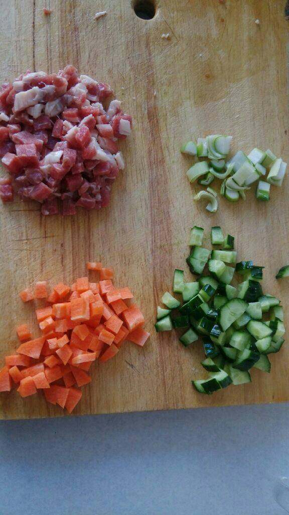 羊肉炒饭,<a style='color:red;display:inline-block;' href='/shicai/ 329'>羊肉</a>，<a style='color:red;display:inline-block;' href='/shicai/ 25'>胡萝卜</a>，<a style='color:red;display:inline-block;' href='/shicai/ 54'>黄瓜</a>切丁，<a style='color:red;display:inline-block;' href='/shicai/ 3250'>葱</a>切<a style='color:red;display:inline-block;' href='/shicai/ 3250'>葱</a>花