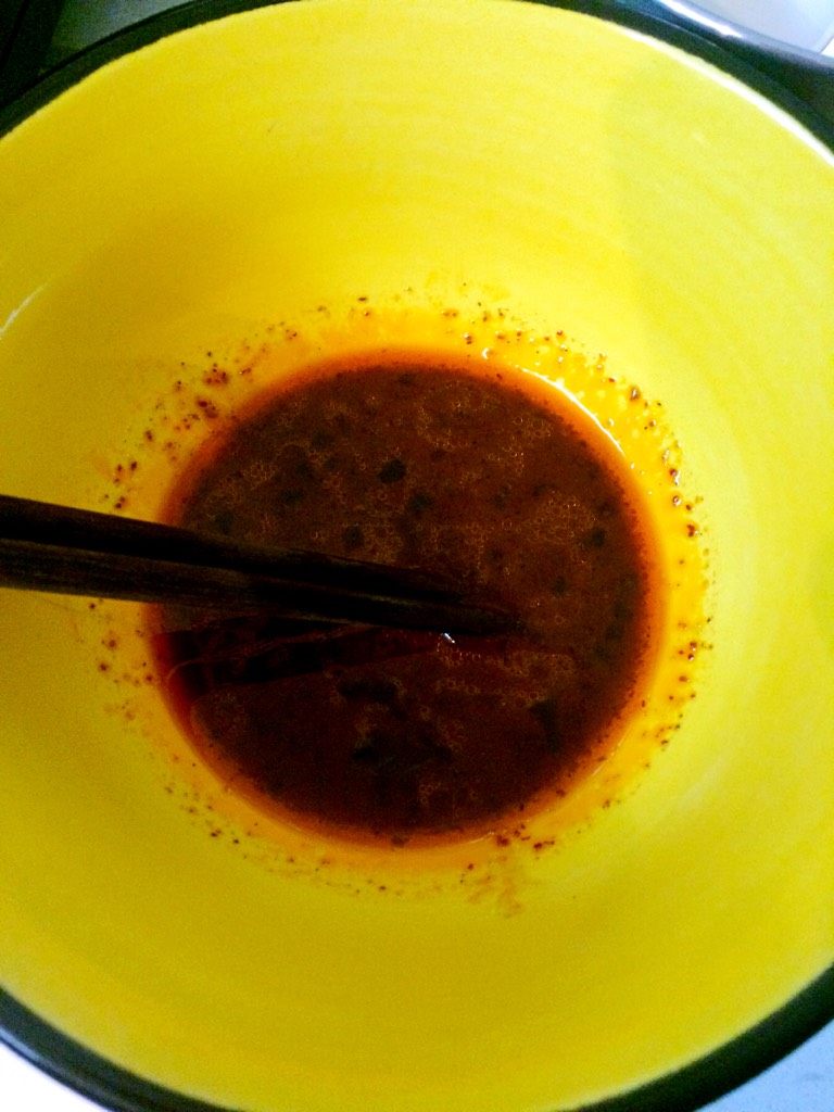 担担两掺,加入面汤化开