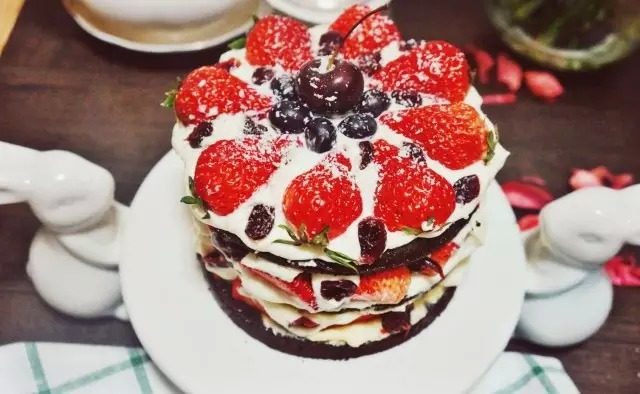 裸蛋糕 Naked Cake,顶层在水果上方撒些椰丝或糖霜,但糖霜容易化,所以建议是拍照前或吃蛋糕前再撒。你想想,如果在递上亲手做的蛋糕时来一句,“等等”然后拿出糖霜挥手一撒,貌似挺专业的应该也不错喔!