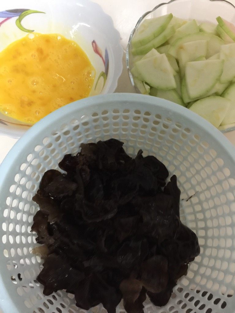 西葫芦木耳炒蛋,如图<a style='color:red;display:inline-block;' href='/shicai/ 66'>西葫芦</a>去皮切成薄片、<a style='color:red;display:inline-block;' href='/shicai/ 233'>木耳</a>泡发好撕成小朵、<a style='color:red;display:inline-block;' href='/shicai/ 11'>鸭蛋</a>加少许盐打散；