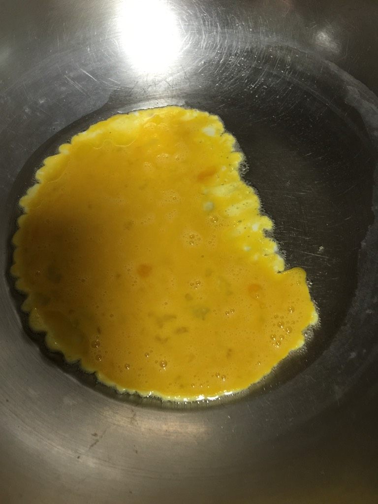 西葫芦木耳炒蛋,如图起油锅,至6分热下鸭蛋,略微凝固后翻炒蛋液,至全部凝固后盛起备用;