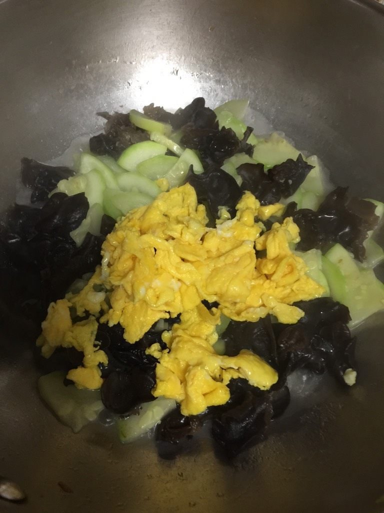 西葫芦木耳炒蛋,如图大概3-5分钟,等汤汁全部收干后加蛋翻炒几下;
