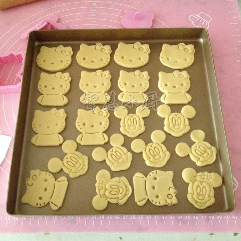 卡通饼干,用模具印出脸谱,再放入烤盘中
