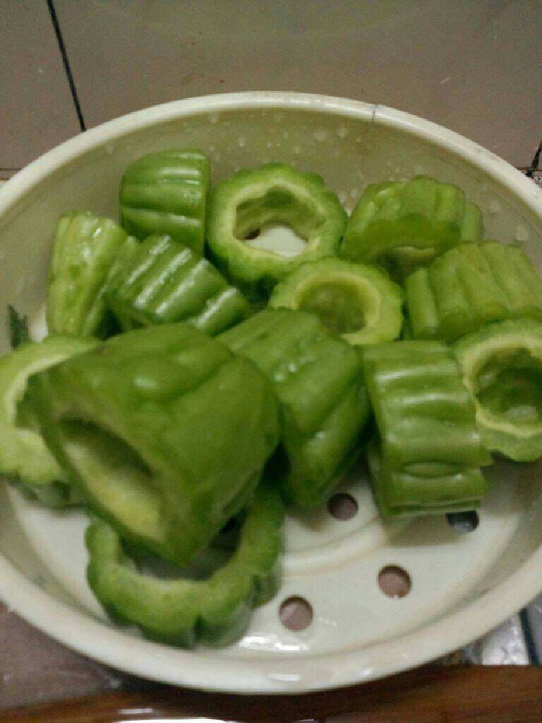 苦瓜灌肉汤,<a style='color:red;display:inline-block;' href='/shicai/ 55'>苦瓜</a>切块去籽   洗干净停干水待用