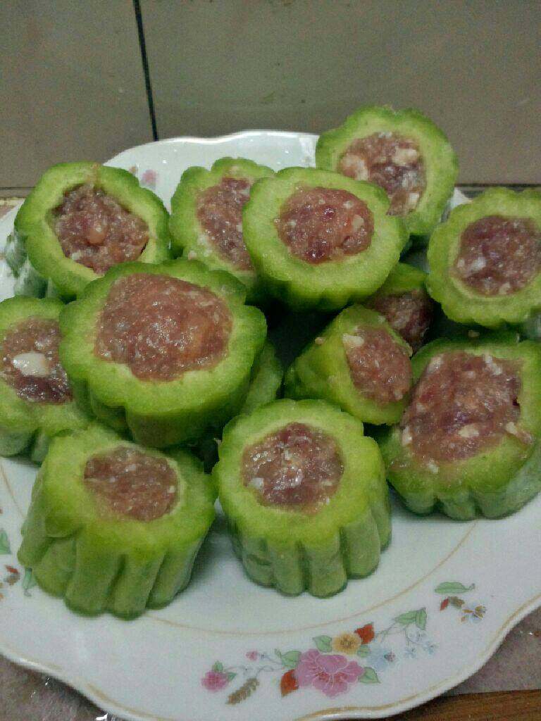 苦瓜灌肉汤,弄好后在把备好的肉灌入苦瓜内  如图