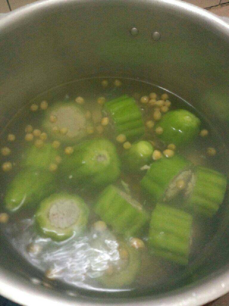 苦瓜灌肉汤,拿出高压锅 加水放入泡好的黄豆先煮十来分钟 在把灌好的苦瓜和<a style='color:red;display:inline-block;' href='/shicai/ 37'>姜</a>放入