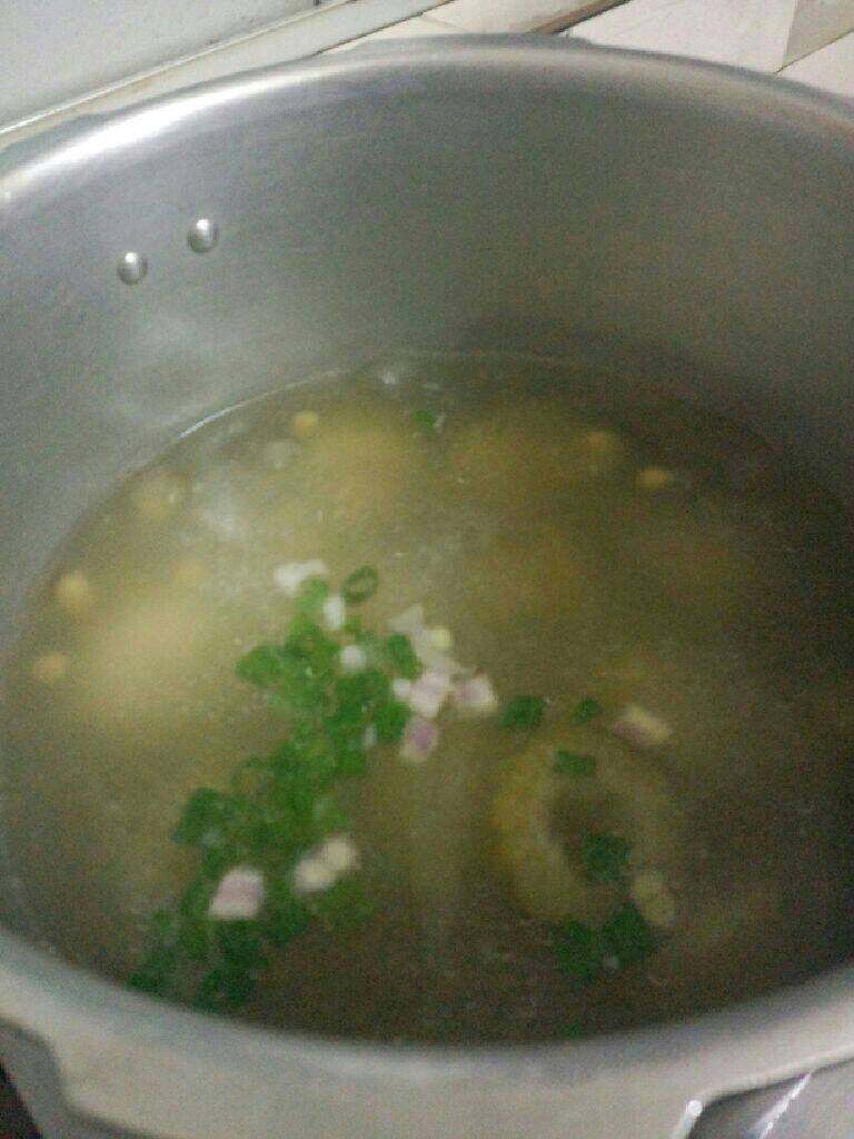 苦瓜灌肉汤,在盖锅盖煲  煲至高压锅出气了在转小火略煲一下 在关火  等气完全消完在打开  放入<a style='color:red;display:inline-block;' href='/shicai/ 3250'>葱</a>花和盐煮滚 即可关火