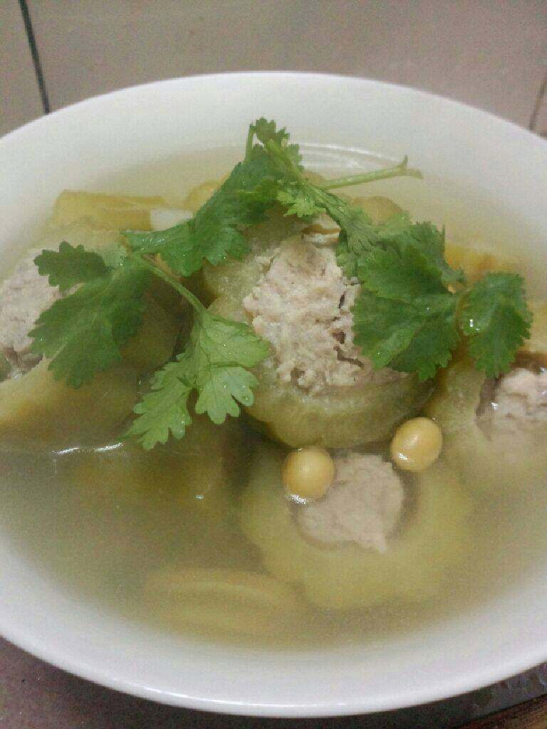 苦瓜灌肉汤,盛锅放入<a style='color:red;display:inline-block;' href='/shicai/ 131'>香菜</a>即可