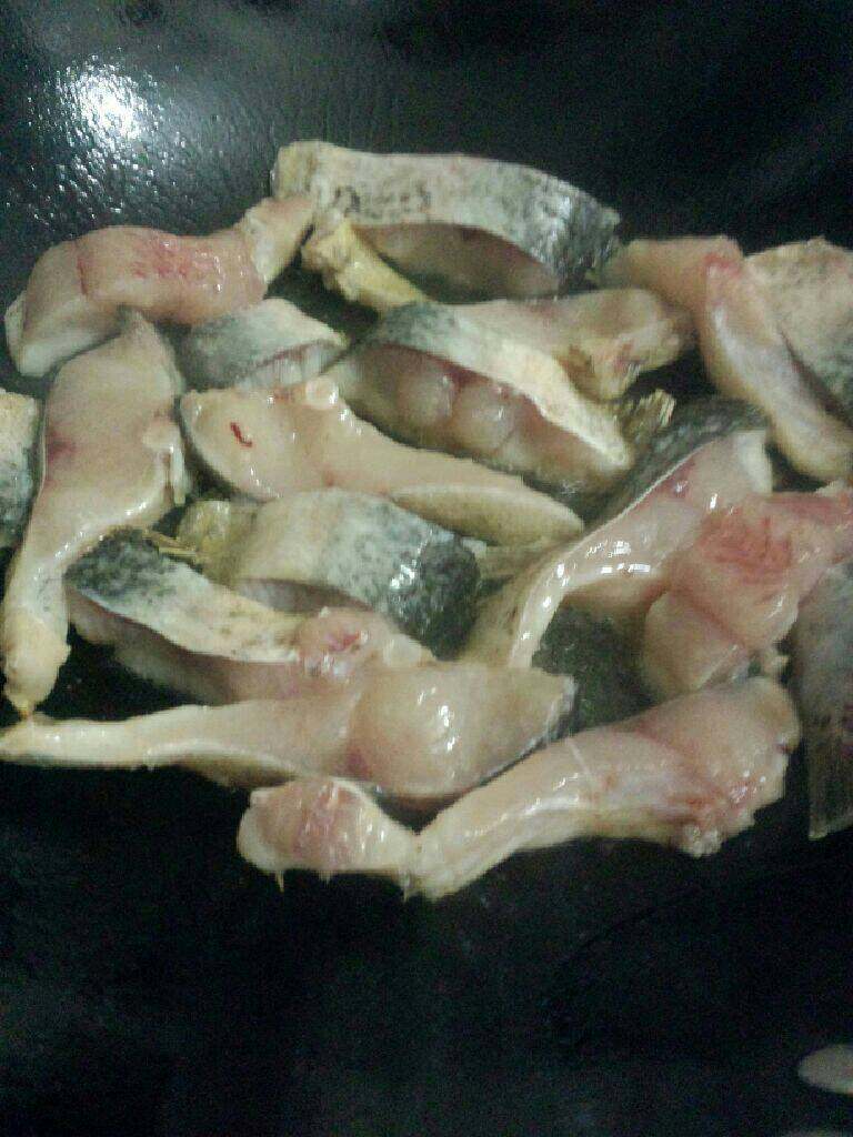 煎咸鱼腩,锅加入油烧热 把腌制好的鱼放入煎