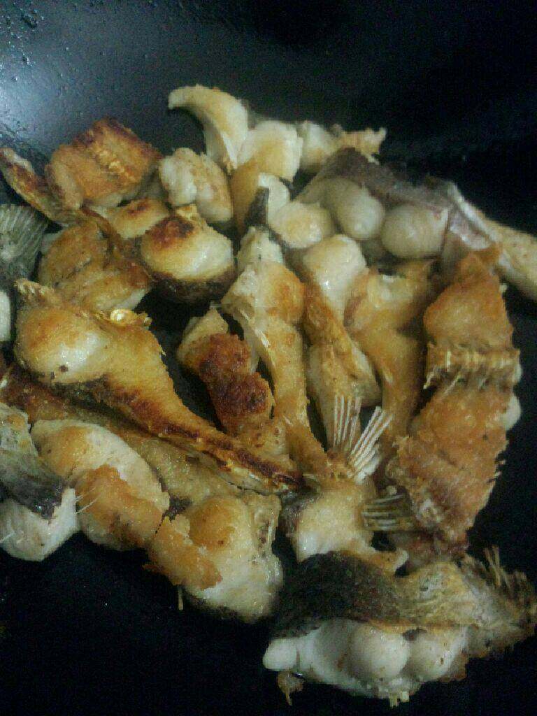 煎咸鱼腩,煎到两面颜色变金黄至熟
