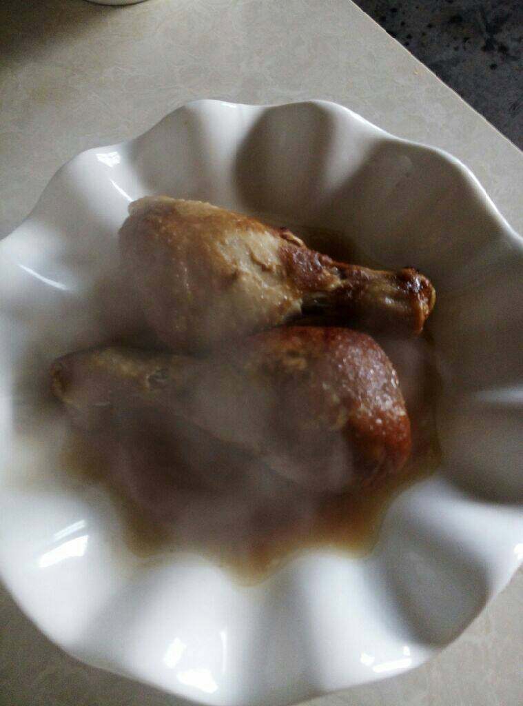 卤鸡腿,加适量水,适量盐大火煮开后转中火煮一小时至鸡腿入味,即可出锅享用