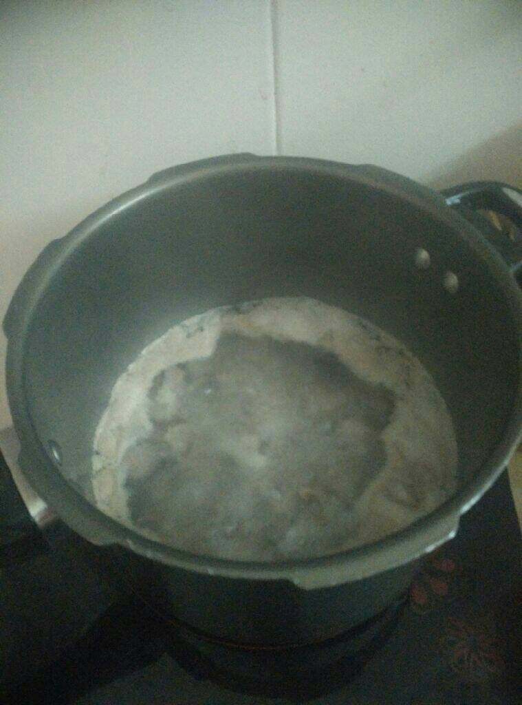 苦瓜黄豆排骨汤,<a style='color:red;display:inline-block;' href='/shicai/ 3603'>黄豆</a>洗净提前半小时温水泡，
<a style='color:red;display:inline-block;' href='/shicai/ 434'>排骨</a>洗净用冷水煮开去污血水，再过冷水洗净