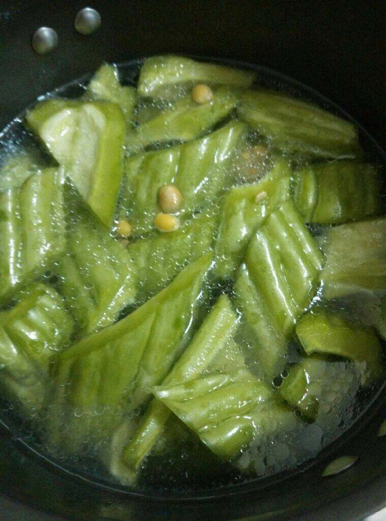 苦瓜黄豆排骨汤,<a style='color:red;display:inline-block;' href='/shicai/ 55'>苦瓜</a>去籽洗净切块，
排骨、<a style='color:red;display:inline-block;' href='/shicai/ 55'>苦瓜</a>、黄豆一起放高压锅煲，大火煮开转小火煲10分钟，熄气后开锅加入适量盐调味即可；