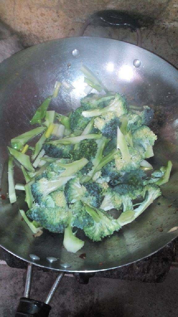 素炒西兰花,放入西兰花  放盐  调料  鸡精继续翻炒  变软即可出锅