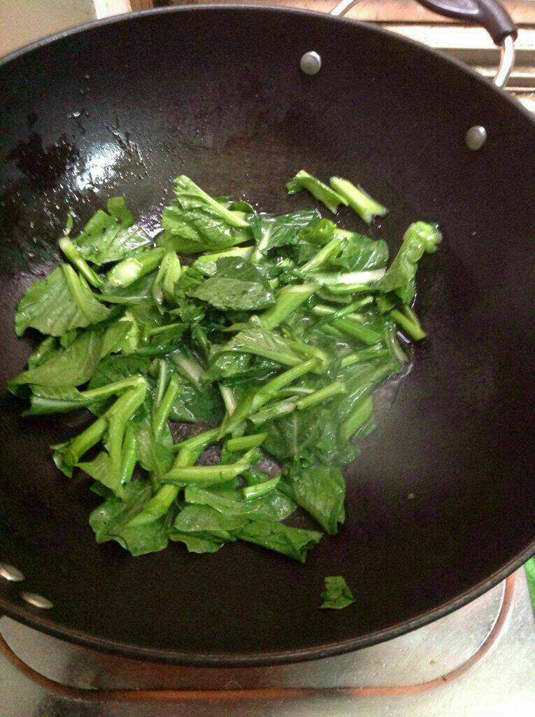 菜心番茄炒米粉,热锅入油，放菜心炒略炒记下