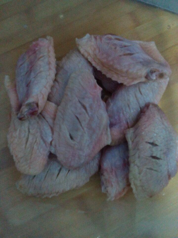 烤箱鸡翅,将鸡翅洗净后， 切上几刀备用。