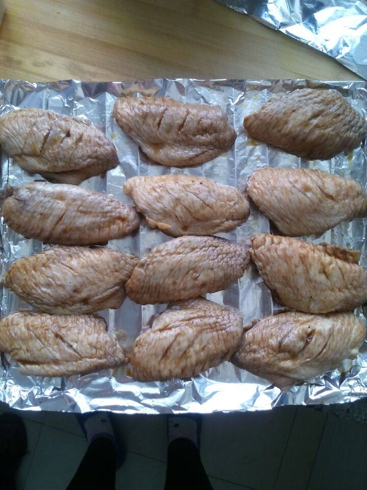 烤箱鸡翅,将腌好的鸡翅排放在，铺有锡纸的烤盘上。