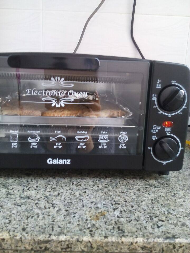 烤箱鸡翅,烤箱200度，提前预热10分钟后， 放入鸡翅烤盘。