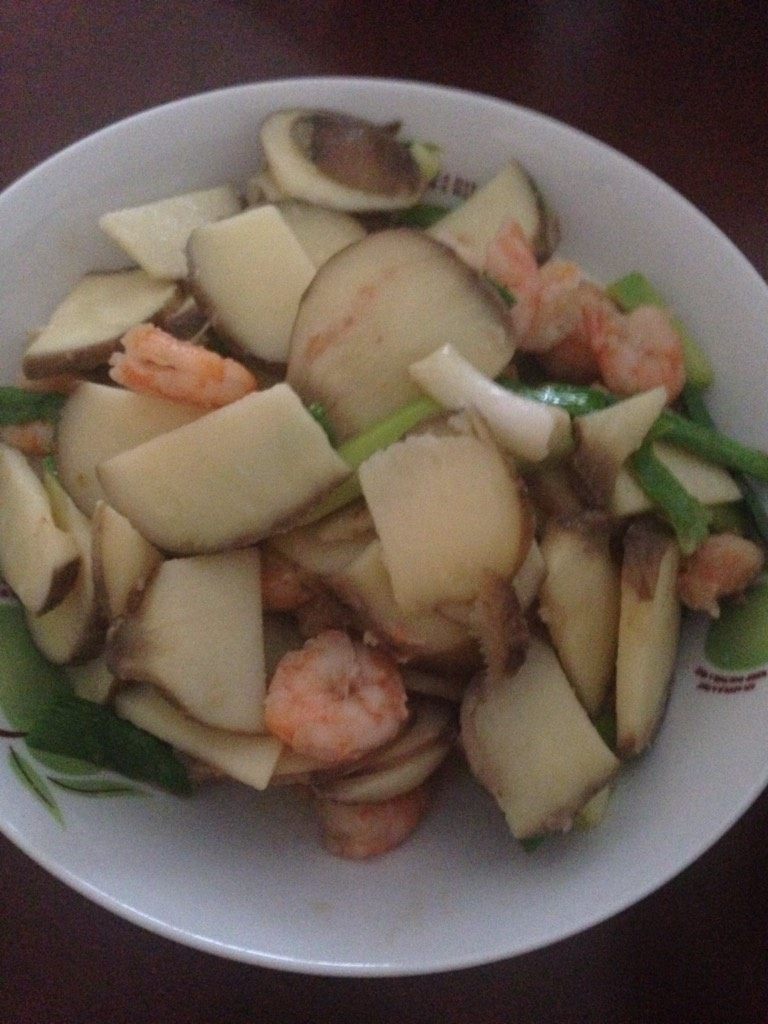 虾仁炒茨菰,加入虾仁，继续中火炒一会，再加入<a style='color:red;display:inline-block;' href='/shicai/ 84998'>大蒜苗</a>，盐。