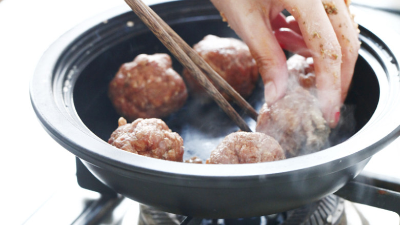 芝士焗牛肉球,定时翻转,减少黏锅的可能性,也让牛肉球的面能煎匀