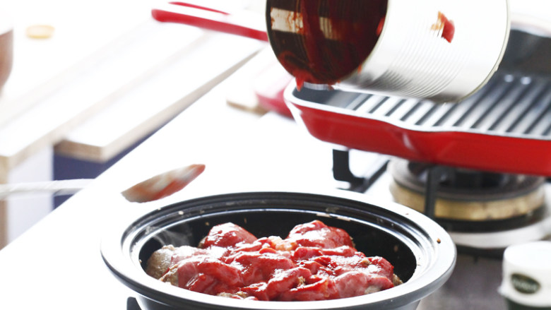 芝士焗牛肉球,再加入<a style='color:red;display:inline-block;' href='/shicai/ 699'>番茄酱</a>,熬一会,但是也要定时翻牛肉球