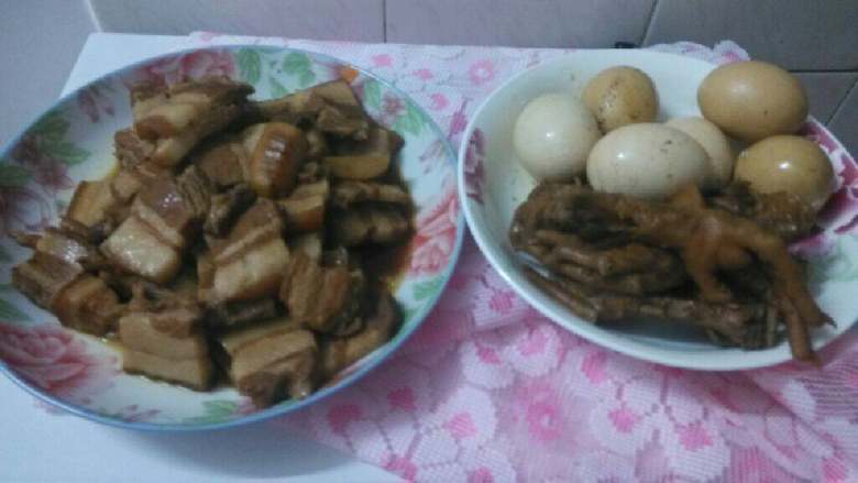 卤五花肉,我用剩下的卤汁来卤鸡蛋，鸡爪，鸡腿。很好吃。
