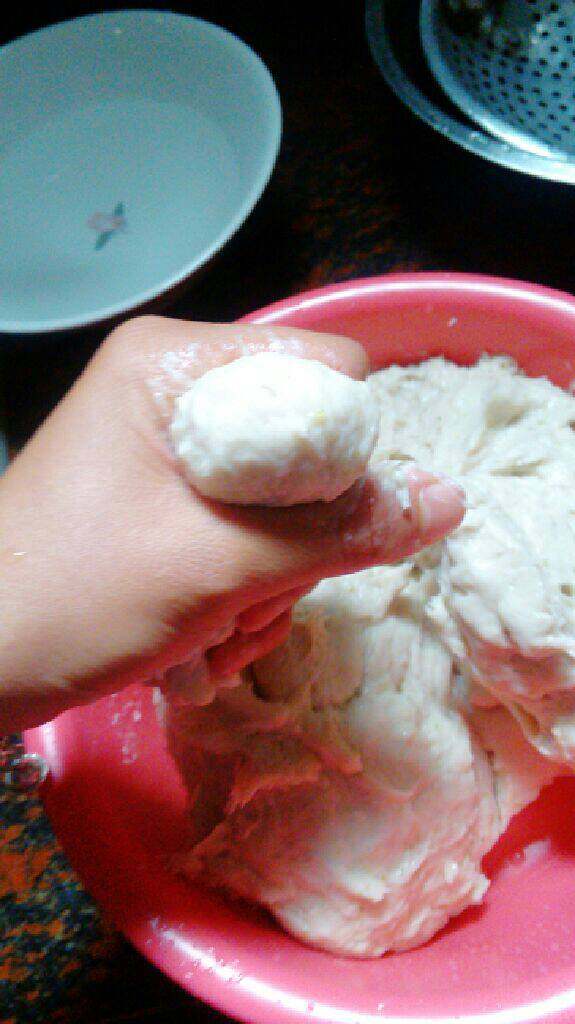 鱼饼,把<a style='color:red;display:inline-block;' href='/shicai/ 401'>鱼</a>去鲮，骨，头，洗干净，晾干水，再把以上所说的材料都放在一起用料理机打碎！再如图用手挤成<a style='color:red;display:inline-block;' href='/shicai/ 401'>鱼</a>丸，再用勺子压扁