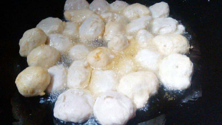 鱼饼,把压扁的鱼浆，放到油锅炸至金黄即可