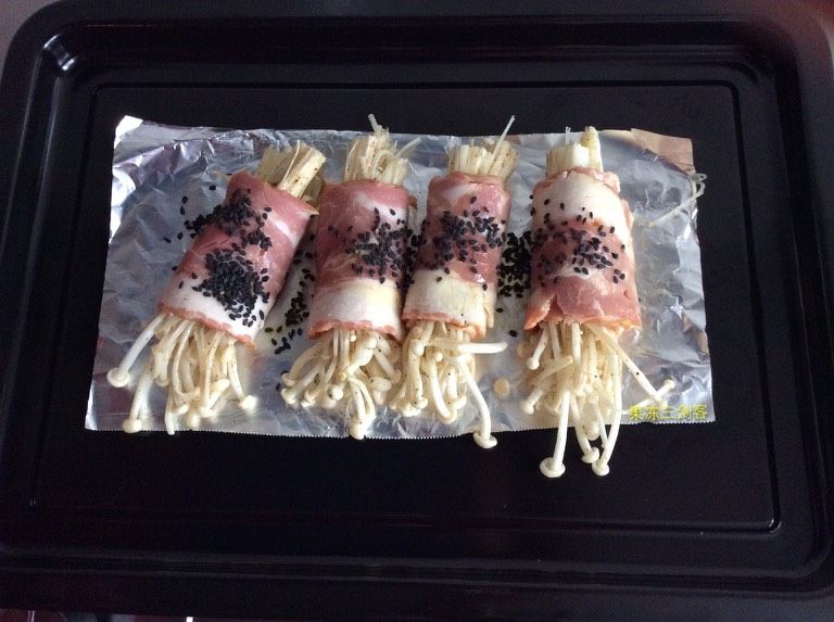 金针菇培根卷,培根片里卷上拌好的金针菇。撒点<a style='color:red;display:inline-block;' href='/shicai/ 668'>黑芝麻</a>。