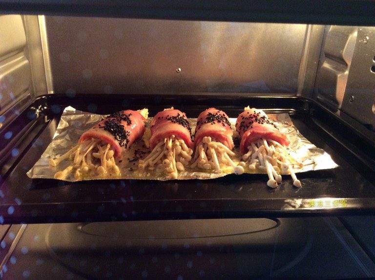 金针菇培根卷,烤箱预热五分钟，上下层220度烤10分钟。