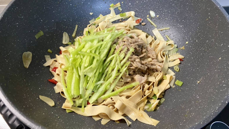 千张肉丝,加入肉丝青椒,大火翻炒青椒断生