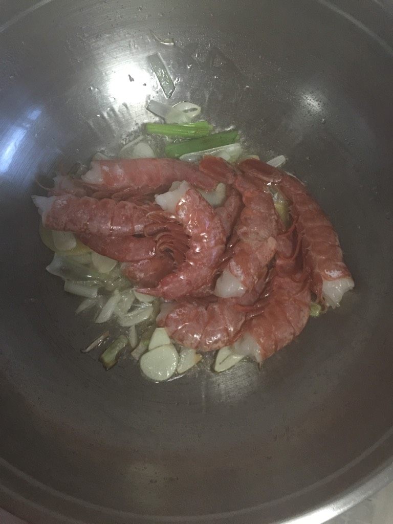 油闷大虾,如图加入事先备好的虾