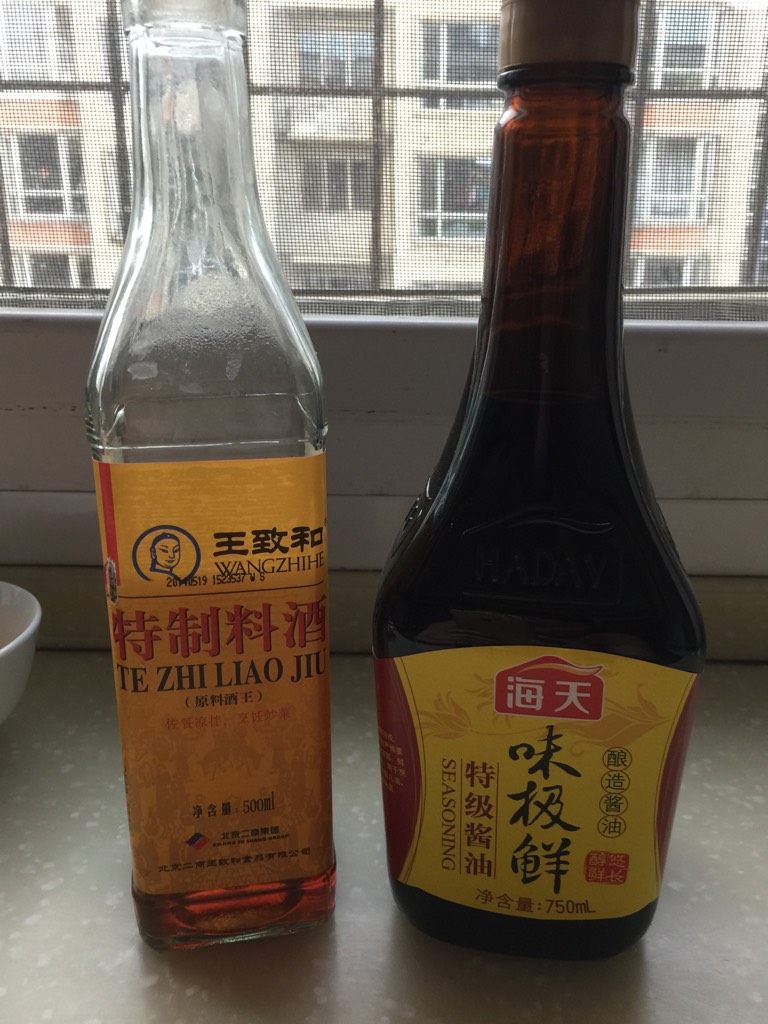 油闷大虾,如图加入<a style='color:red;display:inline-block;' href='/shicai/ 718'>料酒</a>，味极鲜，少许盐！
