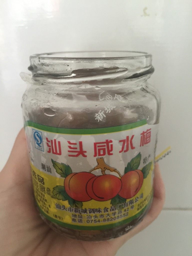 咸水梅蒸鱼,如图,拿出两个梅,弄烂涂在<a style='color:red;display:inline-block;' href='/shicai/ 401'>鱼</a>面上,蒸熟即可。