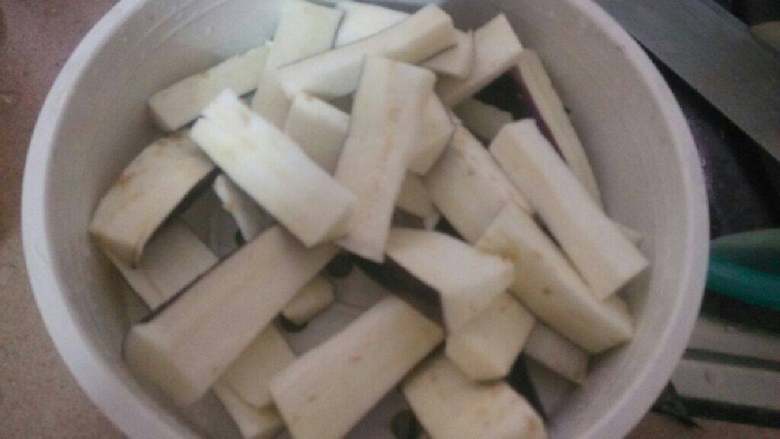 肉末蒸茄子,切好的茄子迅速放入淡盐水中浸泡几分钟。