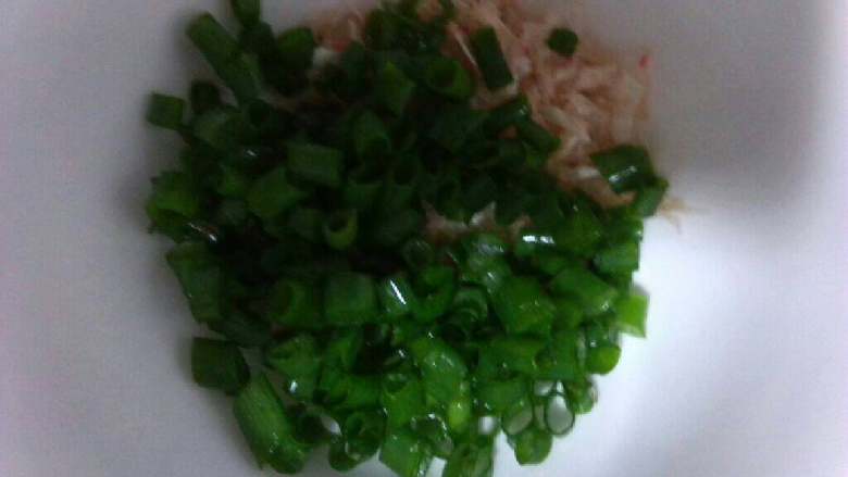宝宝辅食-虾皮蒸鸡蛋,<a style='color:red;display:inline-block;' href='/shicai/ 3250'>葱</a>洗干净后切碎，跟虾皮放一起。