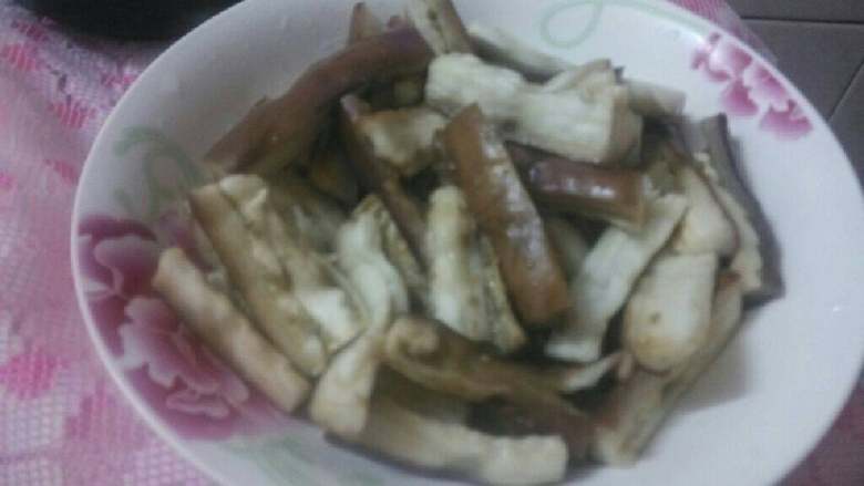 肉末蒸茄子,蒸好的茄条取出装盘摆好