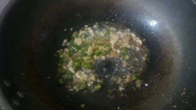 肉末蒸茄子,锅中放底油,爆香姜蒜末和青尖椒丁