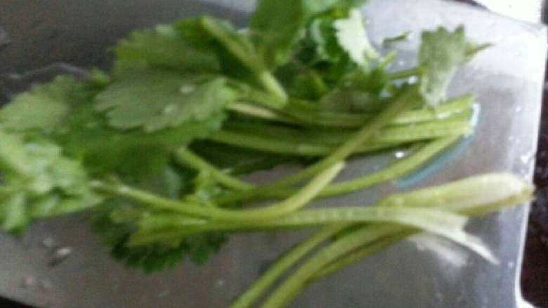 豆豉清蒸鱼头,材料:芫茜。
